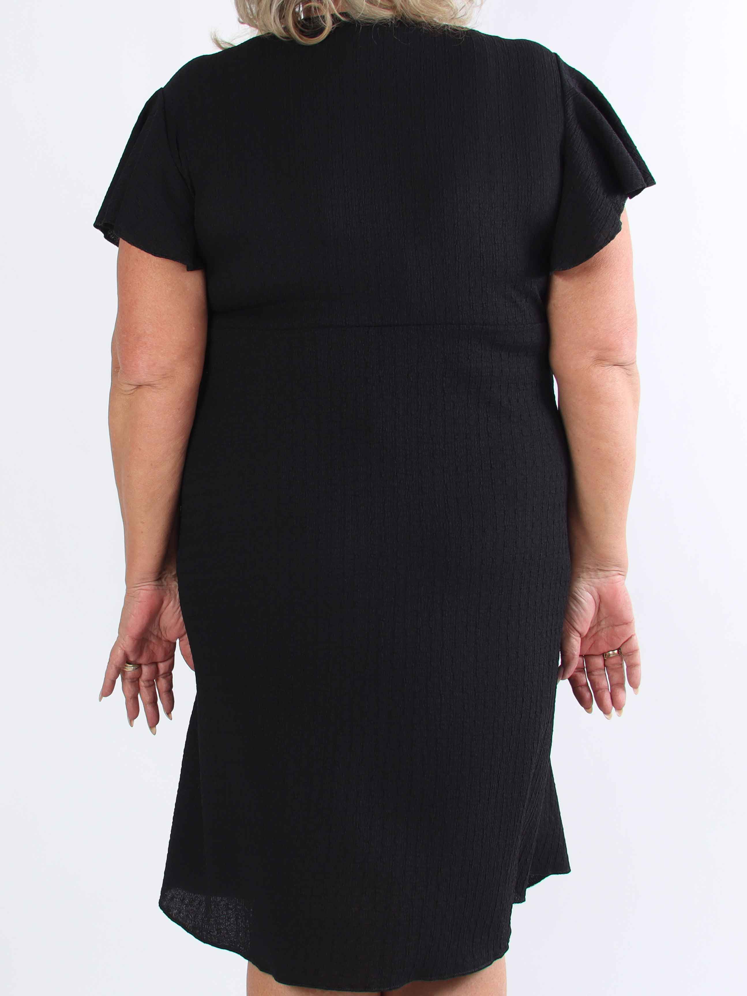 Eliana - Sød plus size kjole i slå-om look med flæser